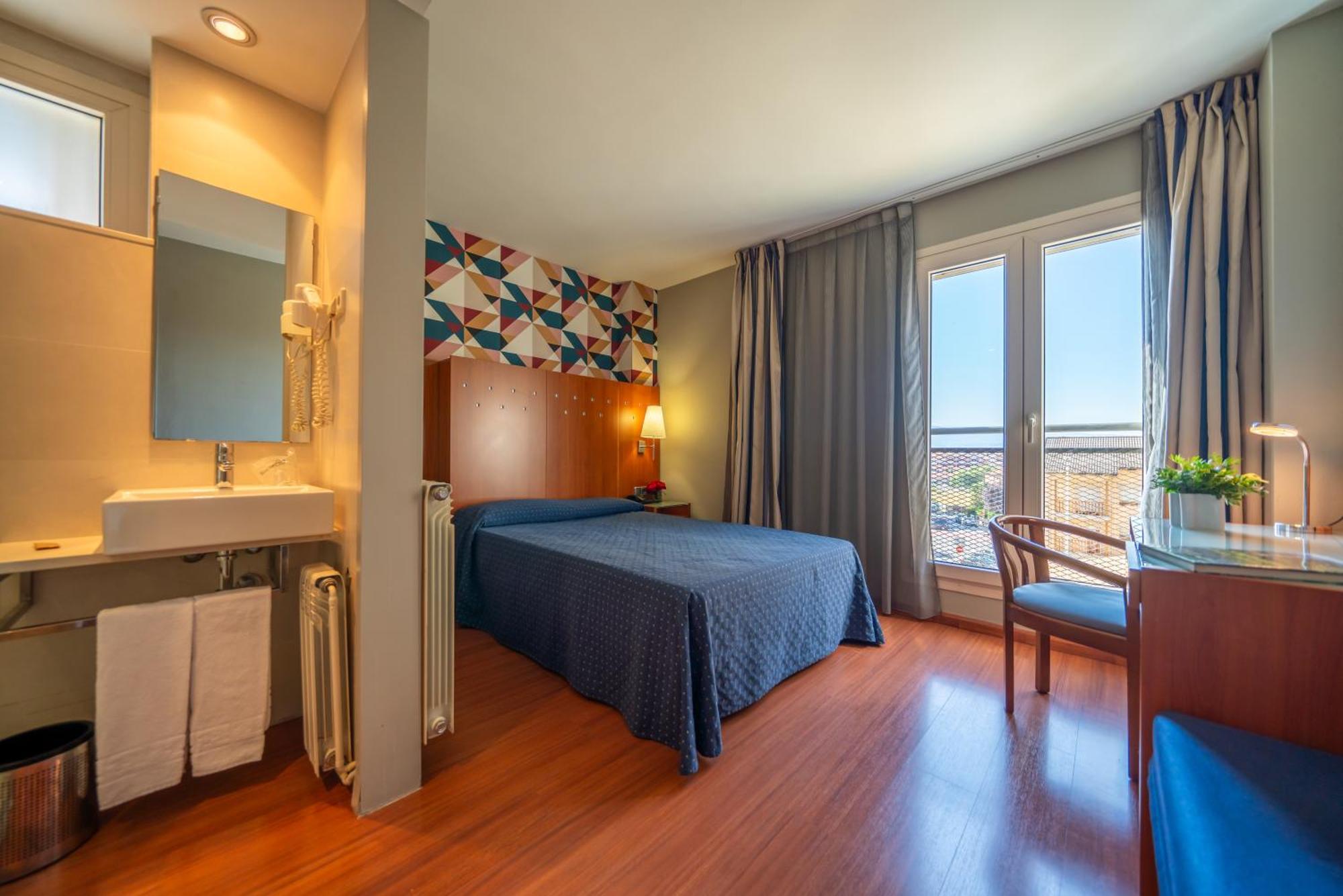 Hotel J. Balmes Vic Exterior photo